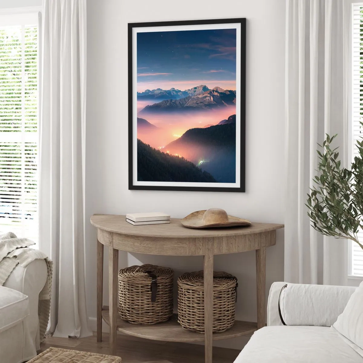 Plakat w czarnej ramie - Magiczny widok górskich dolin oświetlonych nocnym światłem - 50x70cm - Światło w dolinach - Nowoczesna dekoracja ścienna do salonu i sypialni ARTTOR