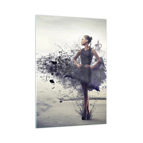 Obraz na szkle - Kobieta w rozmytej sukni na tle spokojnej wody - 50x70cm - Afrykańska Wenus - Nowoczesna dekoracja ścienna do salonu, kuchni i sypialni ARTTOR