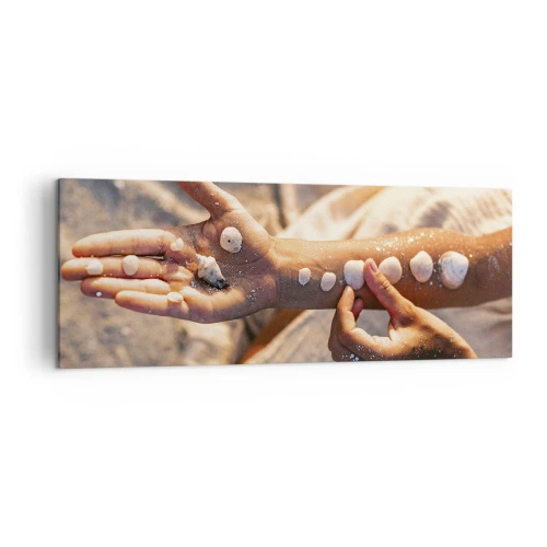 Obraz na płótnie - Dłonie z ułożonymi muszlami na tle piasku - 140x50cm - Piękno w zasięgu ręki - Nowoczesna dekoracja ścienna do salonu i sypialni ARTTOR