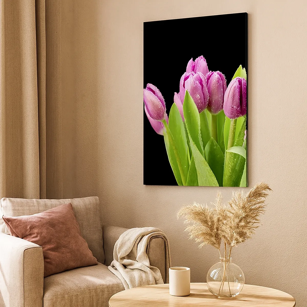 Obraz na płótnie - Liliowe tulipany pokryte rosą na tle czarnego tła - 50x70cm - Liliowa radość wiosny - Nowoczesna dekoracja ścienna do salonu, kuchni i sypialni ARTTOR