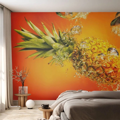 Fototapeta Premium Canvas - Ananas zanurzony w wodzie na tle pomarańczowego gradientu - 100x70cm - Tropikalna soczysta świeżość - Nowoczesna dekoracja ścienna do salonu i sypialni ARTTOR