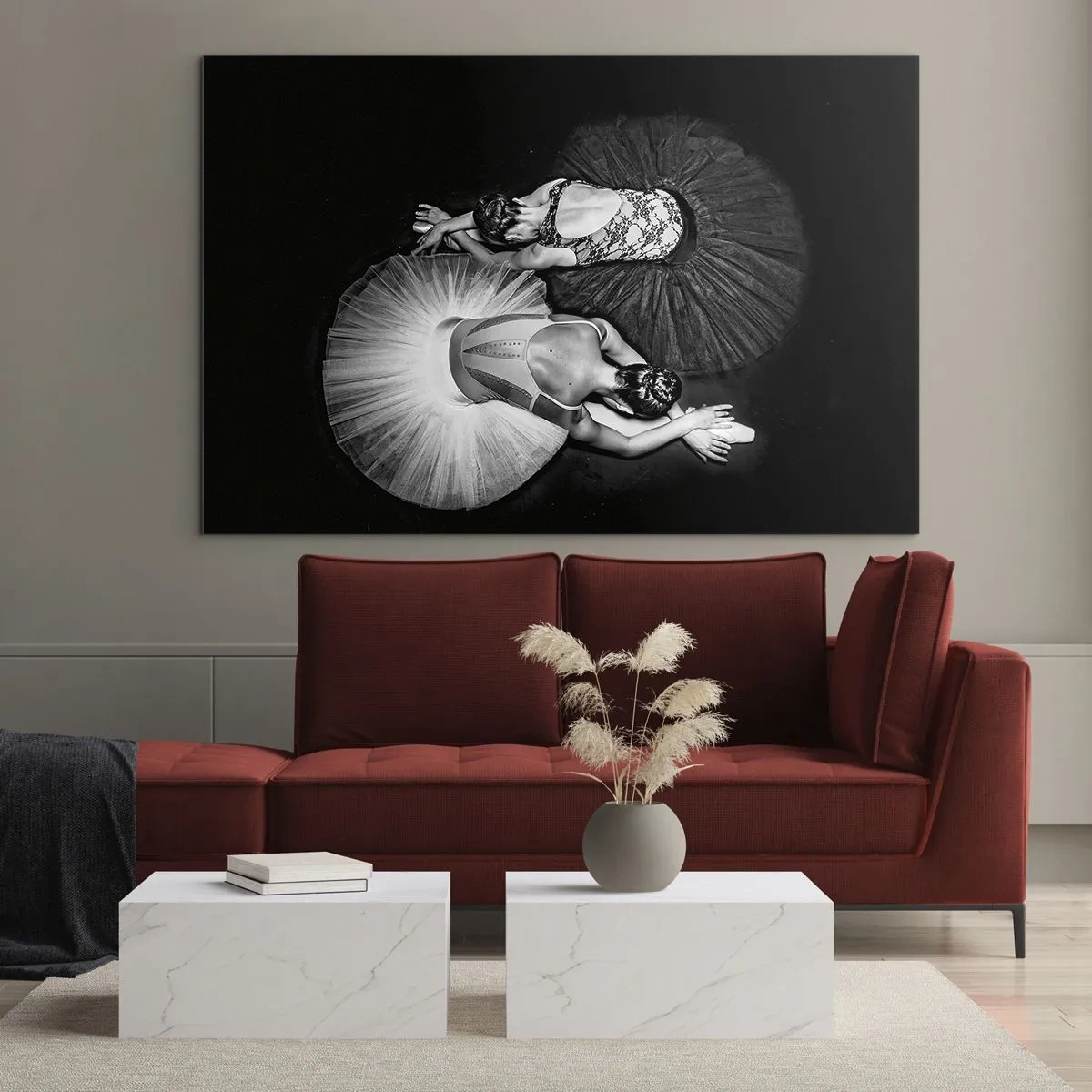 Obraz na szkle - Dwie baletnice w pozie odpoczynku ubrane w czarne i białe tutu - 70x50cm - Jin i jang – idealna równowaga - Nowoczesna dekoracja ścienna do salonu i sypialni ARTTOR