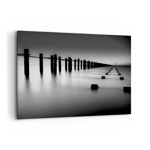 Obraz na płótnie - Drewniane pale i betonowe bloki zanurzone w wodzie w czarno-białej tonacji - 120x80cm - Szara dal we mgle - Nowoczesna dekoracja ścienna do salonu, kuchni i sypialni ARTTOR