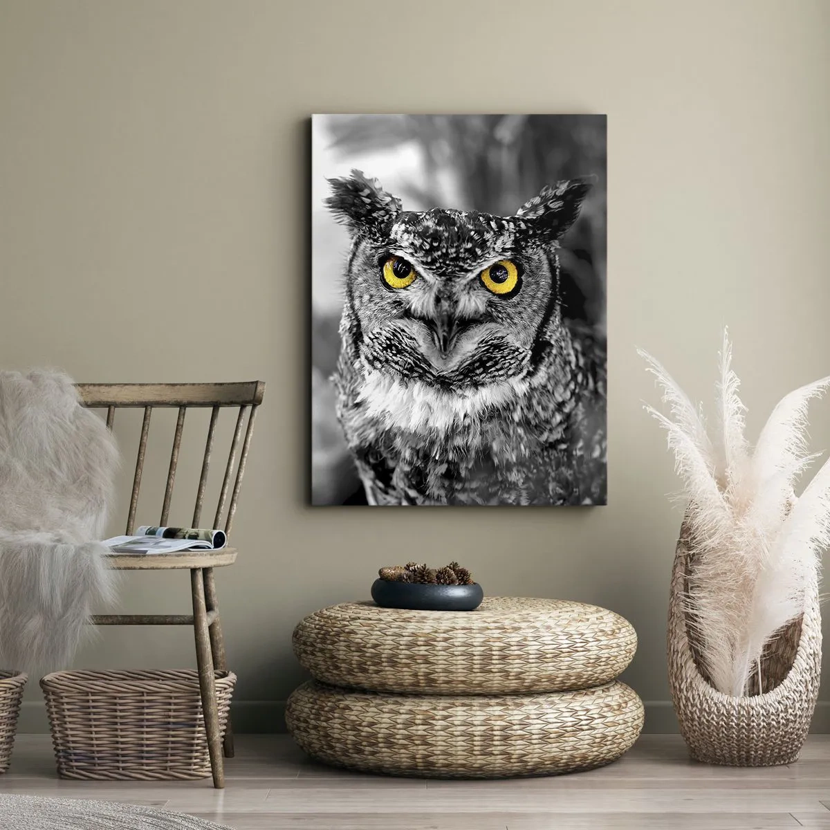 Obraz na płótnie - Sowa w czarno-białym ujęciu z żółtymi oczami - 70x100cm - Nic się nie ukryje - Nowoczesna dekoracja ścienna do salonu i sypialni ARTTOR