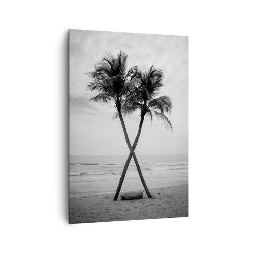 Obraz na płótnie - Czarno-biała fotografia dwóch palm na plaży z ich pniami skrzyżowanymi na tle oceanu - 70x100cm - Czuła obecność - Nowoczesna dekoracja ścienna do salonu i sypialni ARTTOR