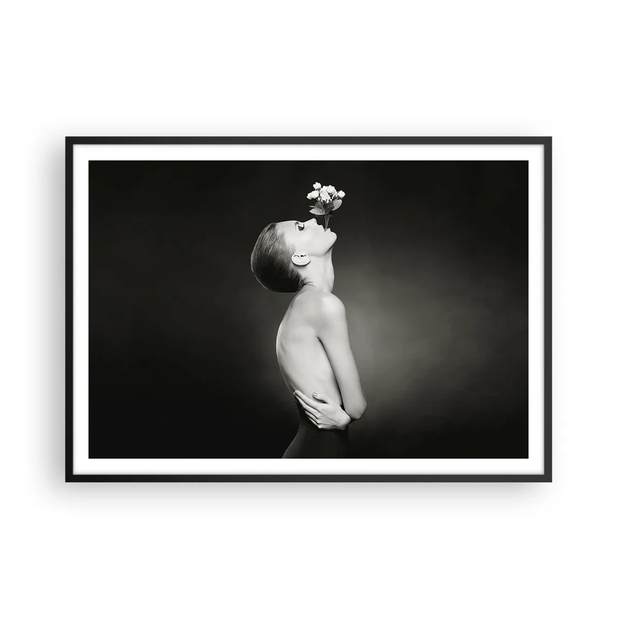 Plakat w czarnej ramie - Czarno-biała sylwetka kobiety z kwiatem - 100x70cm - Ekscentryczna elegancja - Nowoczesna dekoracja ścienna do salonu i sypialni ARTTOR