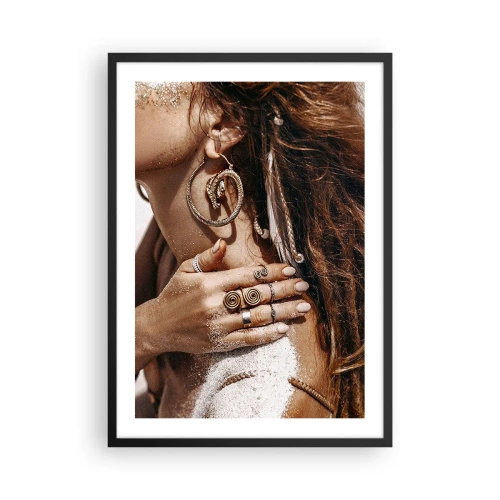 Plakat w czarnej ramie - Detal z biżuterią na tle piaskowej skóry - 50x70cm - Królowa dzikiej plaży - Nowoczesna dekoracja ścienna do salonu i sypialni ARTTOR
