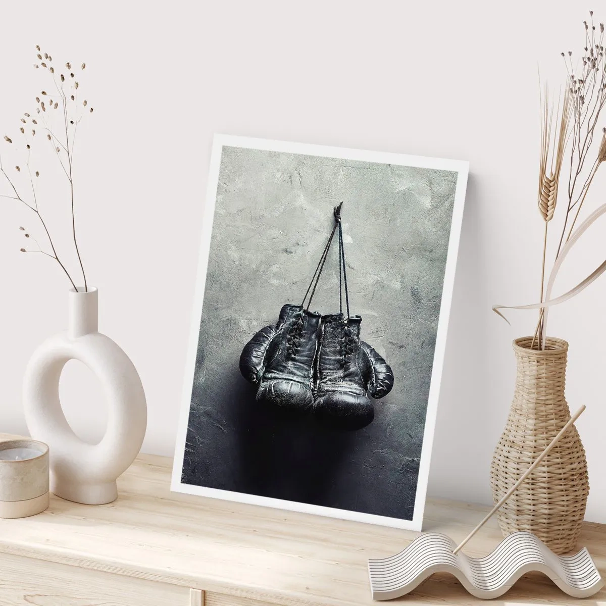 Plakat - Czarne rękawice bokserskie zawieszone na sznurku - 50x70cm - Czas walki i czas pokoju - Nowoczesna dekoracja ścienna do salonu, kuchni i sypialni ARTTOR