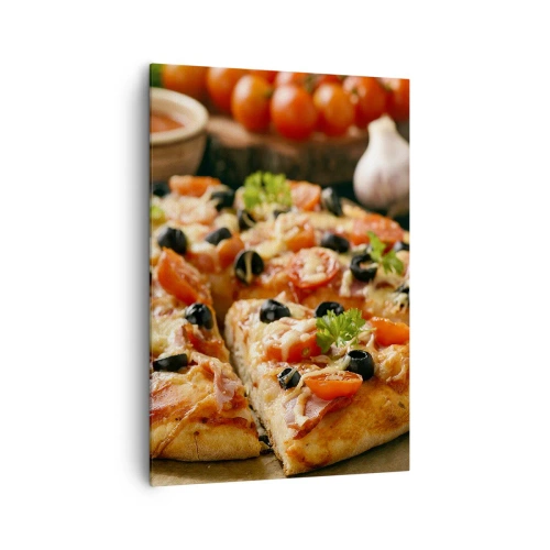 Obraz na płótnie - Pizza z pomidorami, oliwkami i świeżymi ziołami na stole - 70x100cm - Znów ci się upiekło - Nowoczesna dekoracja ścienna do salonu i sypialni ARTTOR