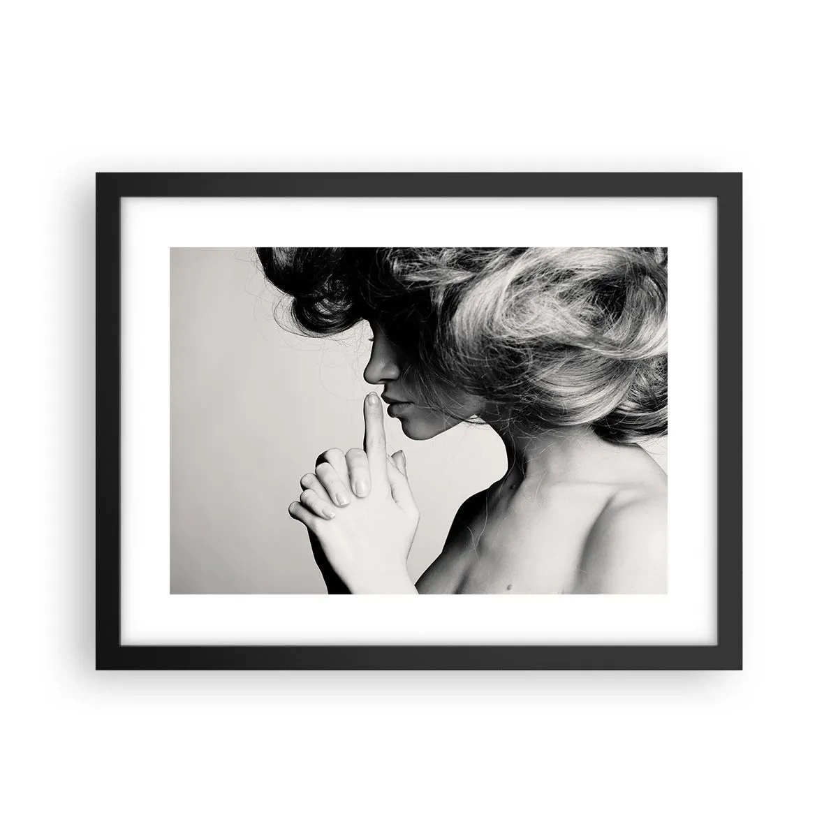 Plakat w czarnej ramie - Zasłuchana w sobie - 40x30 cm