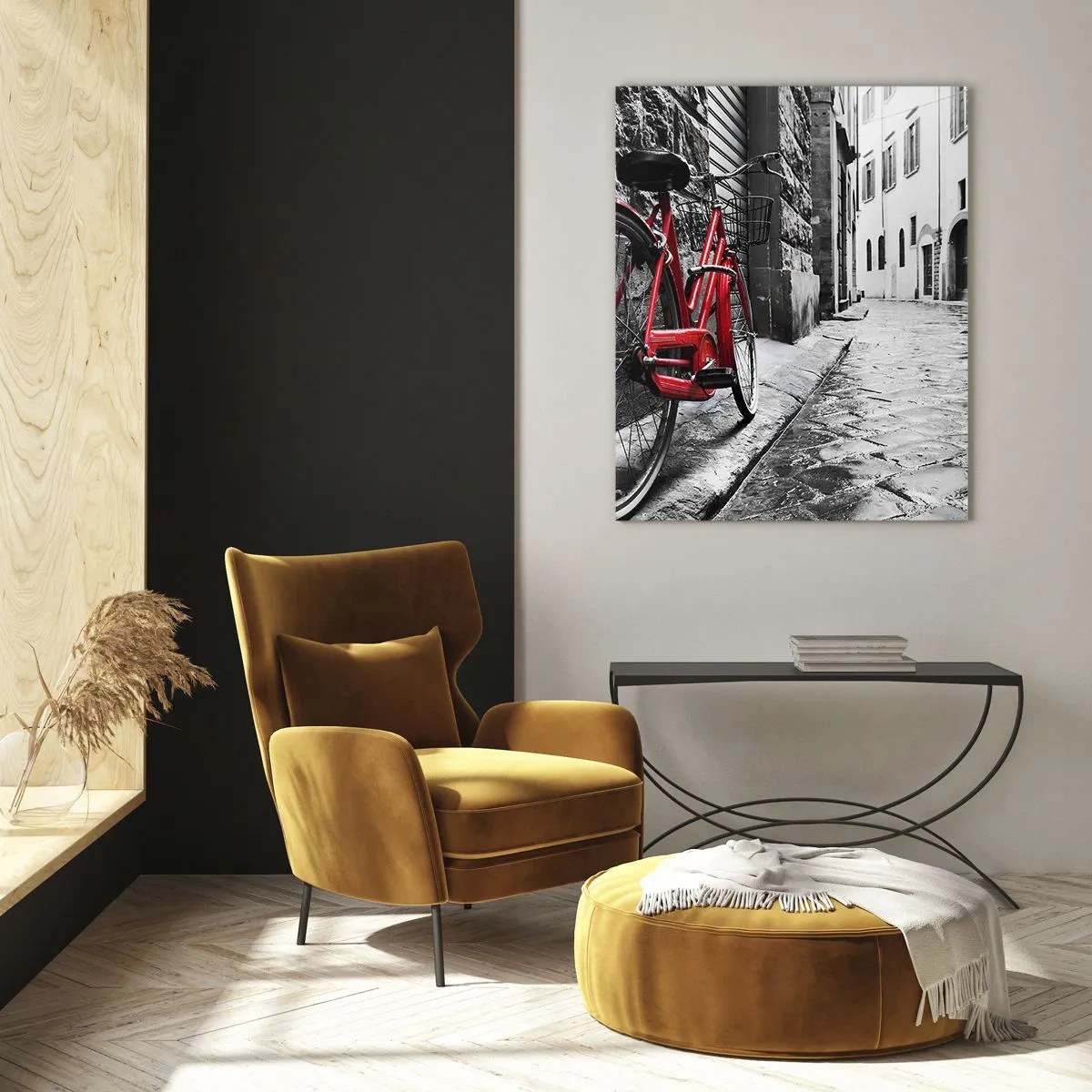 Obraz na szkle - Czerwony rower na brukowanej ulicy w monochromatycznym tle - 50x70cm - Prawdziwe piękno się nie starzeje - Nowoczesna dekoracja ścienna do salonu, kuchni i sypialni ARTTOR