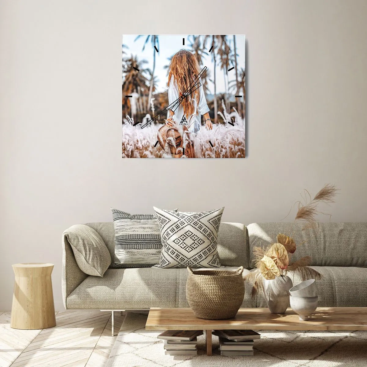 Zegar ścienny - Kobieta w polu traw z palmami w tle o zachodzie słońca - 30x30cm - Zrodzona z puchu traw - Nowoczesna dekoracja ścienna do salonu i sypialni ARTTOR