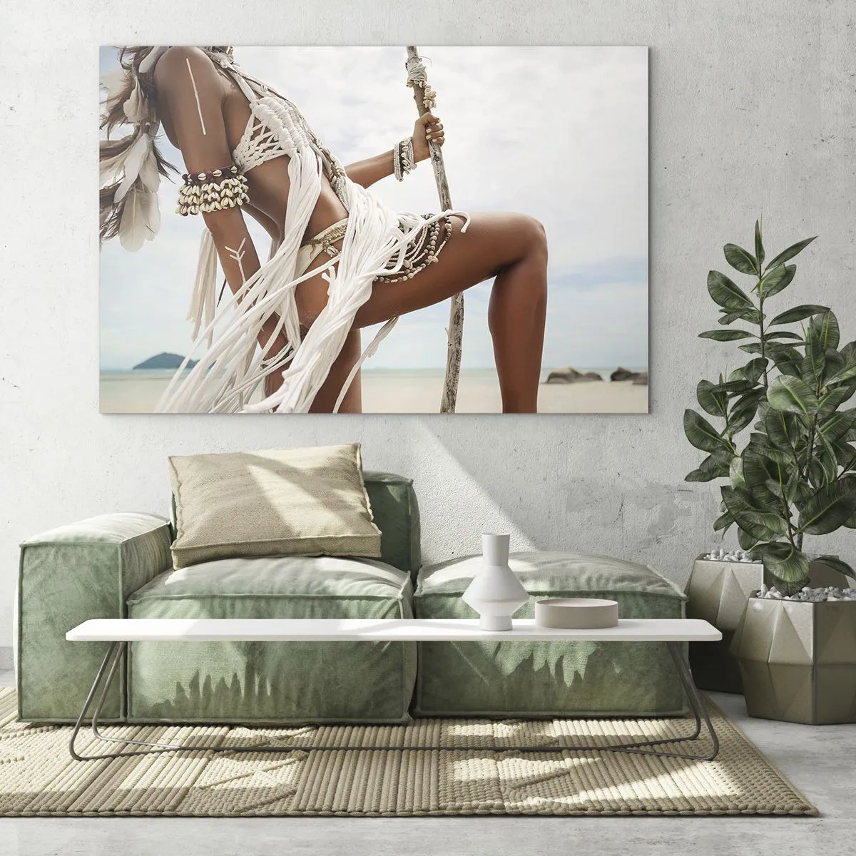 Obraz na szkle - Kobieta w etnicznym stroju z muszlami i kijem na plaży - 70x50cm - Kapłanka słońca - Nowoczesna dekoracja ścienna do salonu i sypialni ARTTOR
