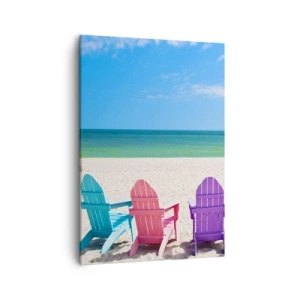 Obraz na płótnie - Kolorowe leżaki na piaszczystej plaży z widokiem na morze - 50x70cm - Tęczowa plaża - Nowoczesna dekoracja ścienna do salonu, kuchni i sypialni ARTTOR