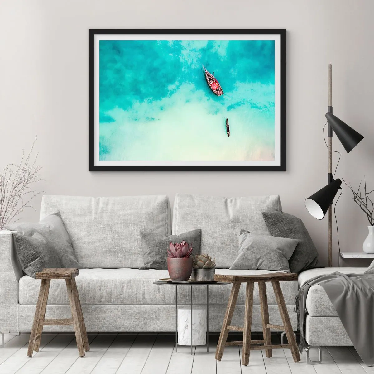 Plakat w czarnej ramie - Łodzie na turkusowej wodzie widziane z lotu ptaka - 70x50cm - Bo na plażach Zanzibaru, kiedy nadmiar wód… - Nowoczesna dekoracja ścienna do salonu i sypialni ARTTOR