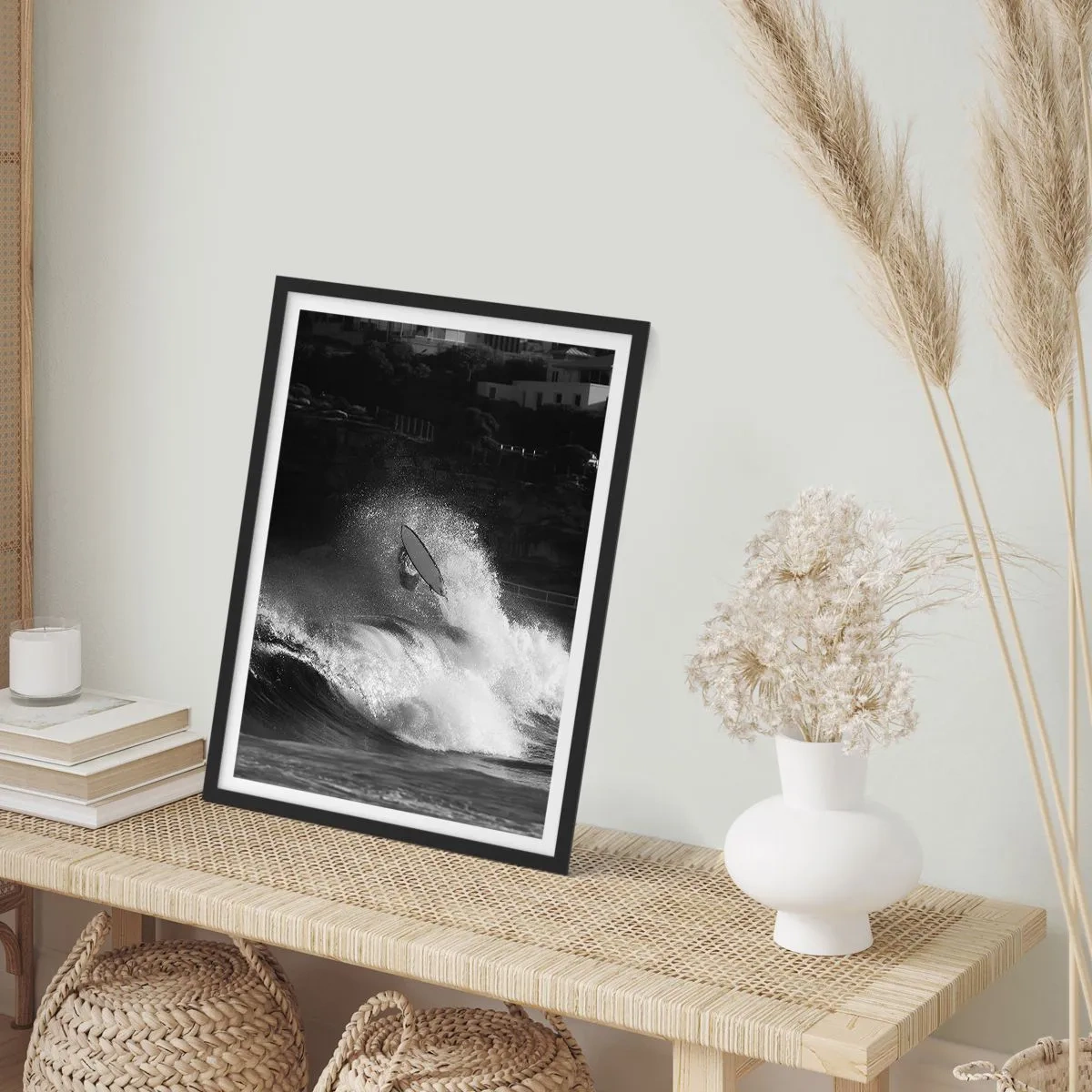 Plakat w czarnej ramie - Czarno-biały surfer w akcji na wzburzonych falach - 50x70cm - Wyzwanie przyjęte! - Nowoczesna dekoracja ścienna do salonu i sypialni ARTTOR