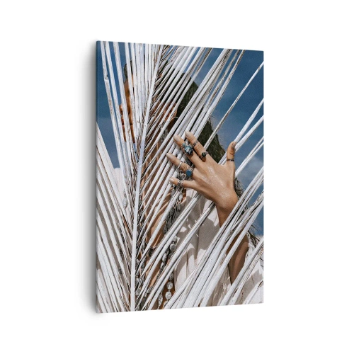 Obraz na płótnie - Kobieta ukryta za palmowymi liśćmi z pierścieniami na dłoniach - 70x100cm - Dziewczyna szamana? - Nowoczesna dekoracja ścienna do salonu i sypialni ARTTOR