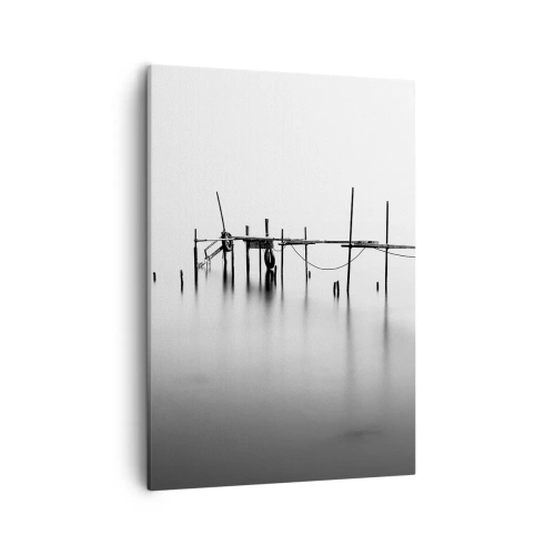 Obraz na płótnie - Minimalistyczny czarno-biały pomost zanurzony w spokojnej wodzie - 50x70cm - A jeśli świata nie ma? - Nowoczesna dekoracja ścienna do salonu, kuchni i sypialni ARTTOR