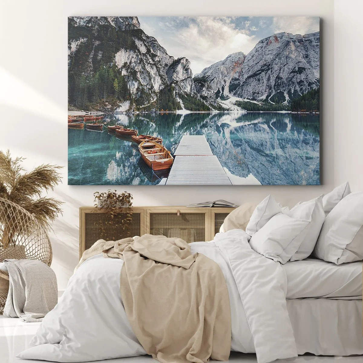 Obraz na płótnie - Jezioro z łodziami otoczone górami - 70x50cm - Pokażemy ci piękno - Nowoczesna dekoracja ścienna do salonu i sypialni ARTTOR
