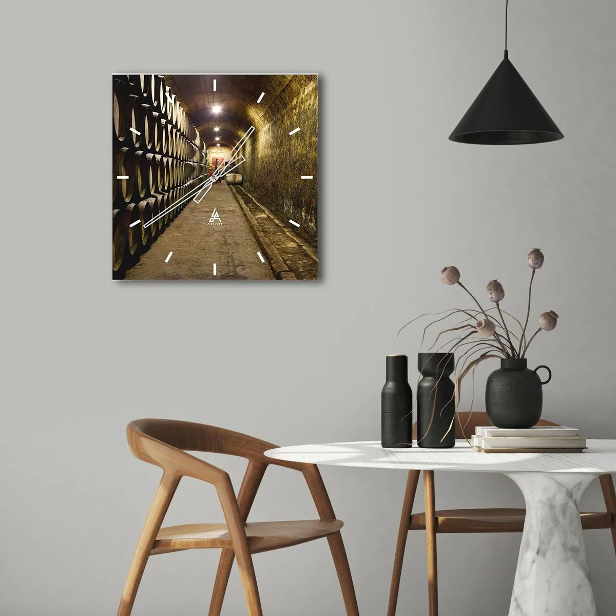 Zegar ścienny - Piwnica z drewnianymi beczkami na wino ułożonymi w rzędach - 30x30cm - Dobrze jest poleżeć sobie - Nowoczesna dekoracja ścienna do salonu i sypialni ARTTOR