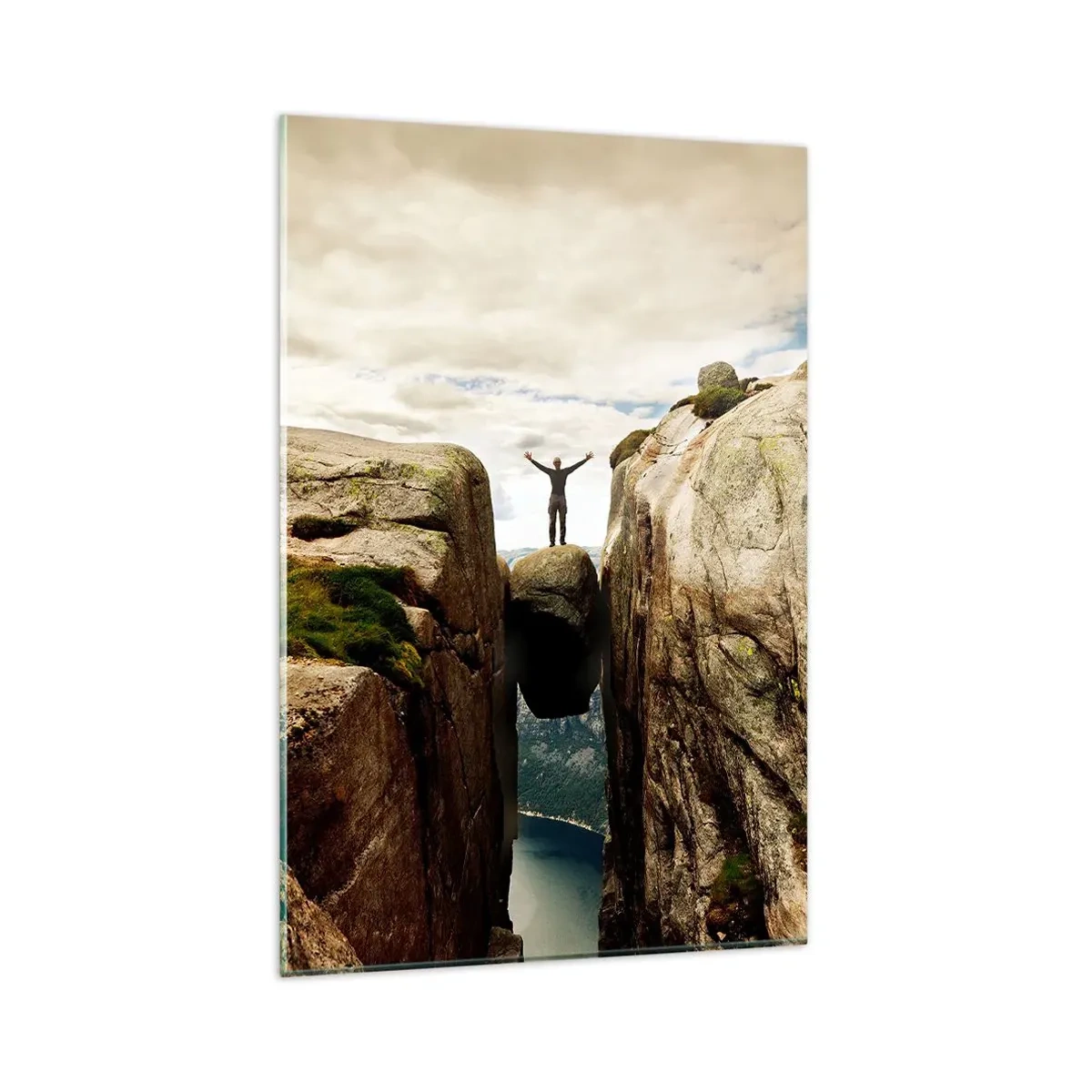 Obraz na szkle - Człowiek stojący na zaklinowanym kamieniu między skałami - 80x120cm - Jak się czuję?! - Nowoczesna dekoracja ścienna do salonu i sypialni ARTTOR