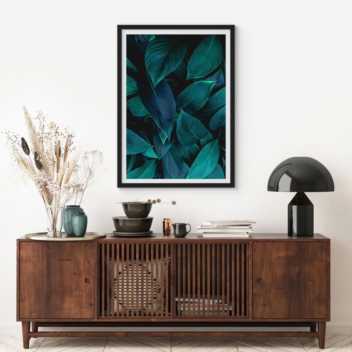Plakat w czarnej ramie - Ciemnozielone liście z subtelnym podświetleniem - 50x70cm - Zieleń sama w sobie - Nowoczesna dekoracja ścienna do salonu i sypialni ARTTOR