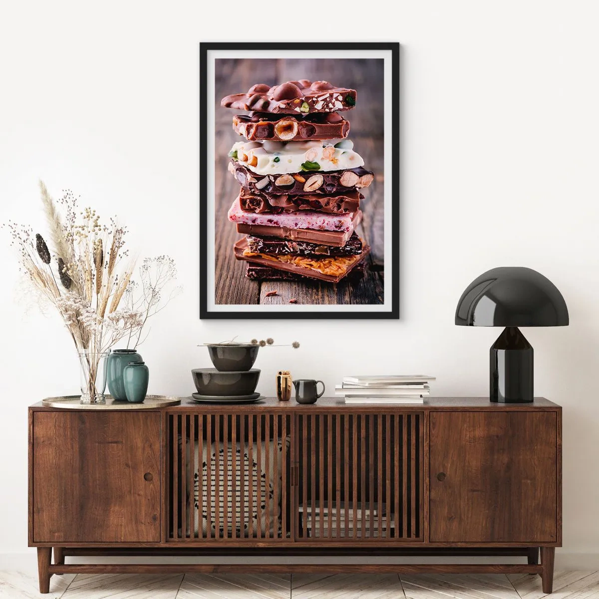 Plakat w czarnej ramie - Stos czekoladowych tabliczek z orzechami i owocami - 50x70cm - Rozkoszna perspektywa - Nowoczesna dekoracja ścienna do salonu i sypialni ARTTOR