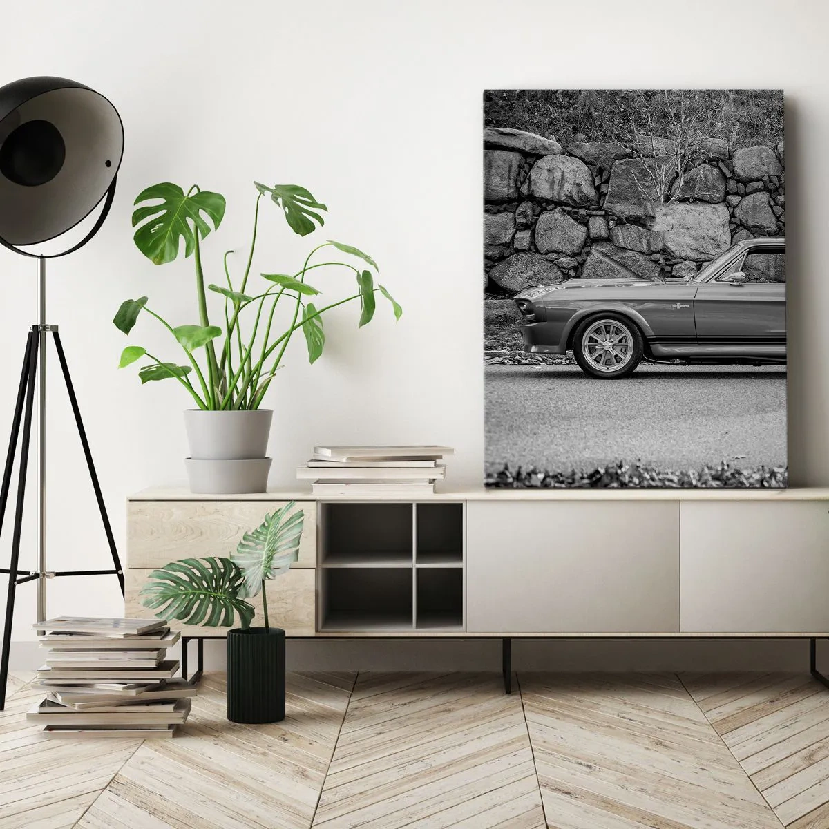 Obraz na płótnie - Klasyczny samochód na tle kamiennego muru w czarno-białej tonacji - 50x70cm - Legenda lat 60. - Nowoczesna dekoracja ścienna do salonu, kuchni i sypialni ARTTOR
