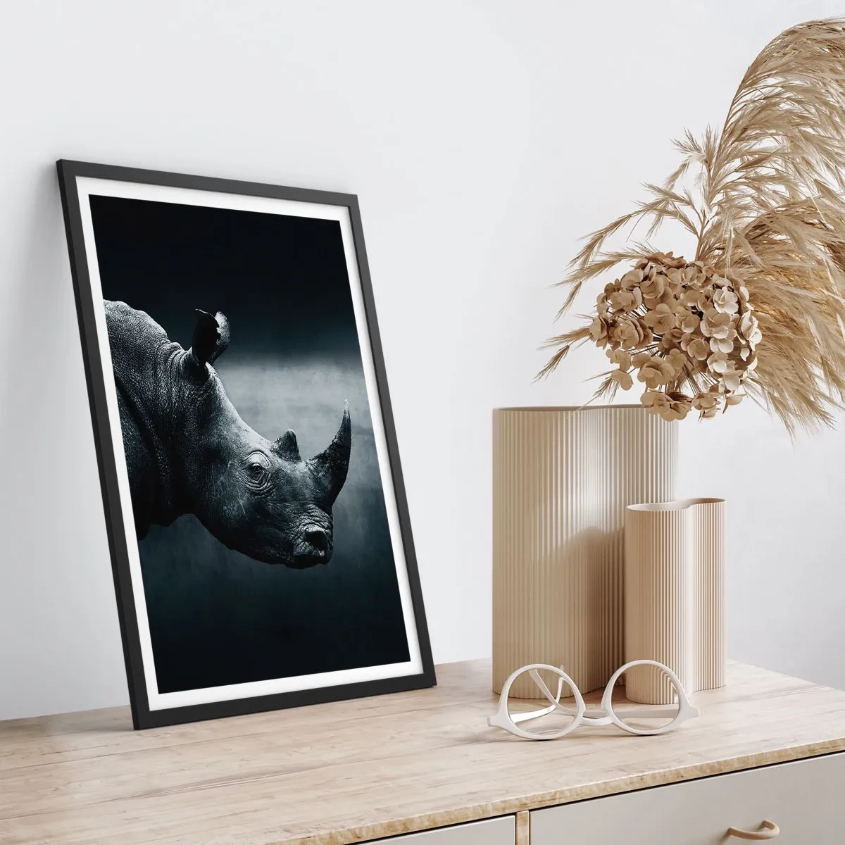 Plakat w czarnej ramie - Czarno-biały portret nosorożca na ciemnym tle - 50x70cm - Prawy profil - Nowoczesna dekoracja ścienna do salonu i sypialni ARTTOR