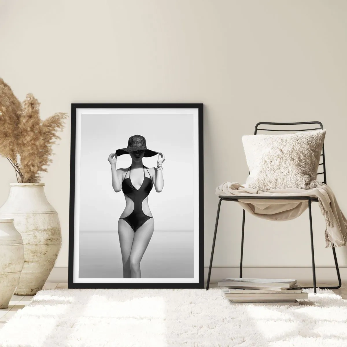 Plakat w czarnej ramie - Czarno-biała fotografia kobiety w kapeluszu i kostiumie kąpielowym - 50x70cm - Na imię mi: Elegancja - Nowoczesna dekoracja ścienna do salonu i sypialni ARTTOR