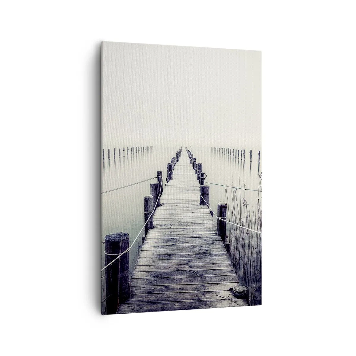 Obraz na płótnie - Drewniany pomost prowadzący w mglistą przestrzeń - 80x120cm - Zanurz się w spokoju - Nowoczesna dekoracja ścienna do salonu i sypialni ARTTOR