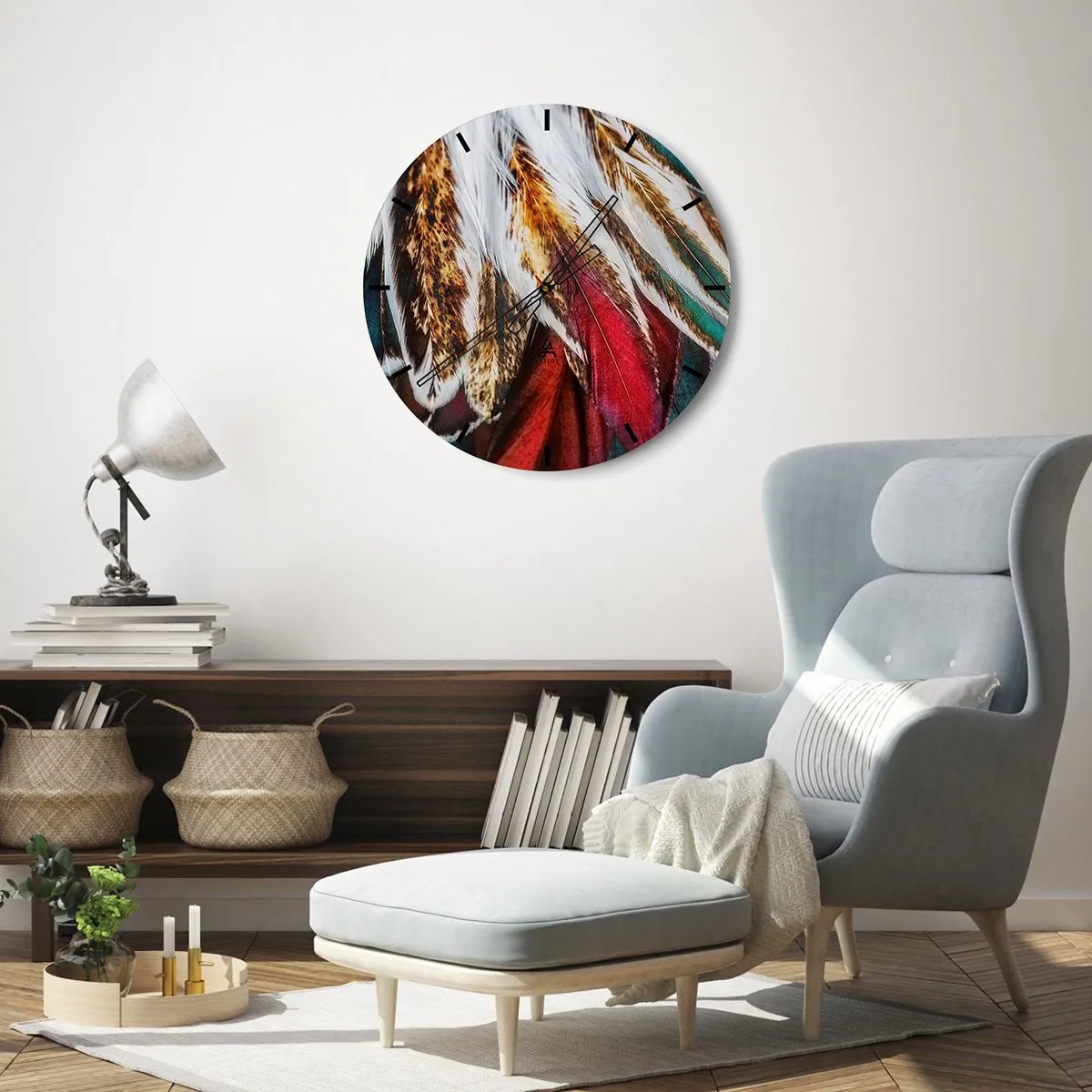Zegar ścienny - Barwne pióra w odcieniach brązu, czerwieni i zieleni w zbliżeniu - 30x30cm - Tajemnice lotu - Nowoczesna dekoracja ścienna do salonu, kuchni i sypialni ARTTOR