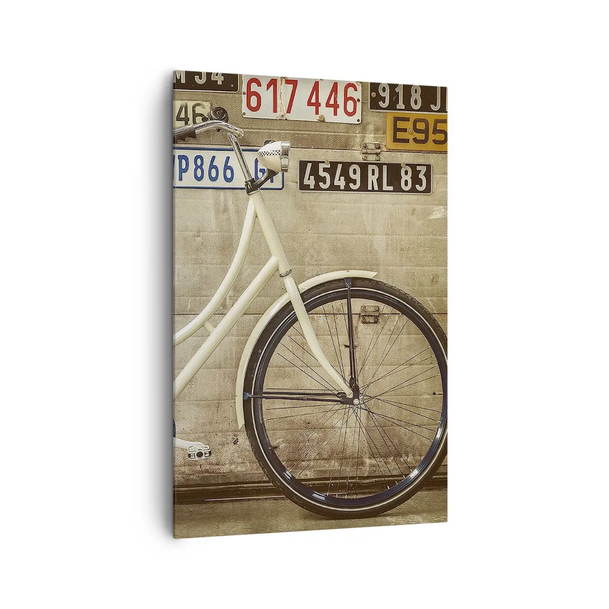 Obraz na płótnie - Retro rower na tle ściany ozdobionej tablicami rejestracyjnymi - 80x120cm - Bez kompleksów - Nowoczesna dekoracja ścienna do salonu i sypialni ARTTOR