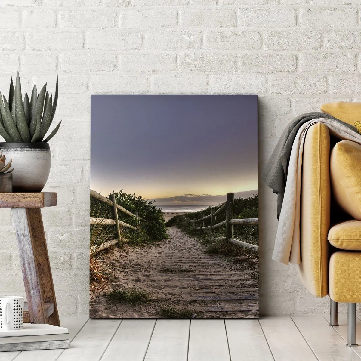 Obraz na płótnie - Drewniana ścieżka na wydmach prowadząca na plażę o zachodzie słońca - 80x120cm - Już widać cel - Nowoczesna dekoracja ścienna do salonu i sypialni ARTTOR
