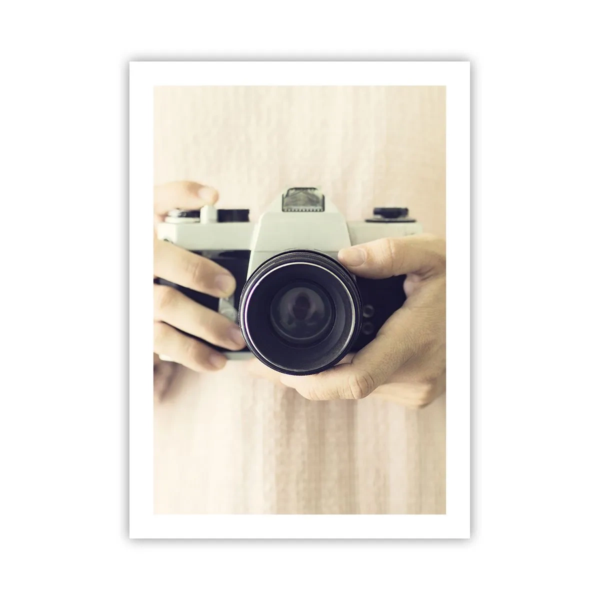 Plakat - Ręce trzymające klasyczny aparat fotograficzny - 50x70cm - By widzieć więcej… - Nowoczesna dekoracja ścienna do salonu, kuchni i sypialni ARTTOR