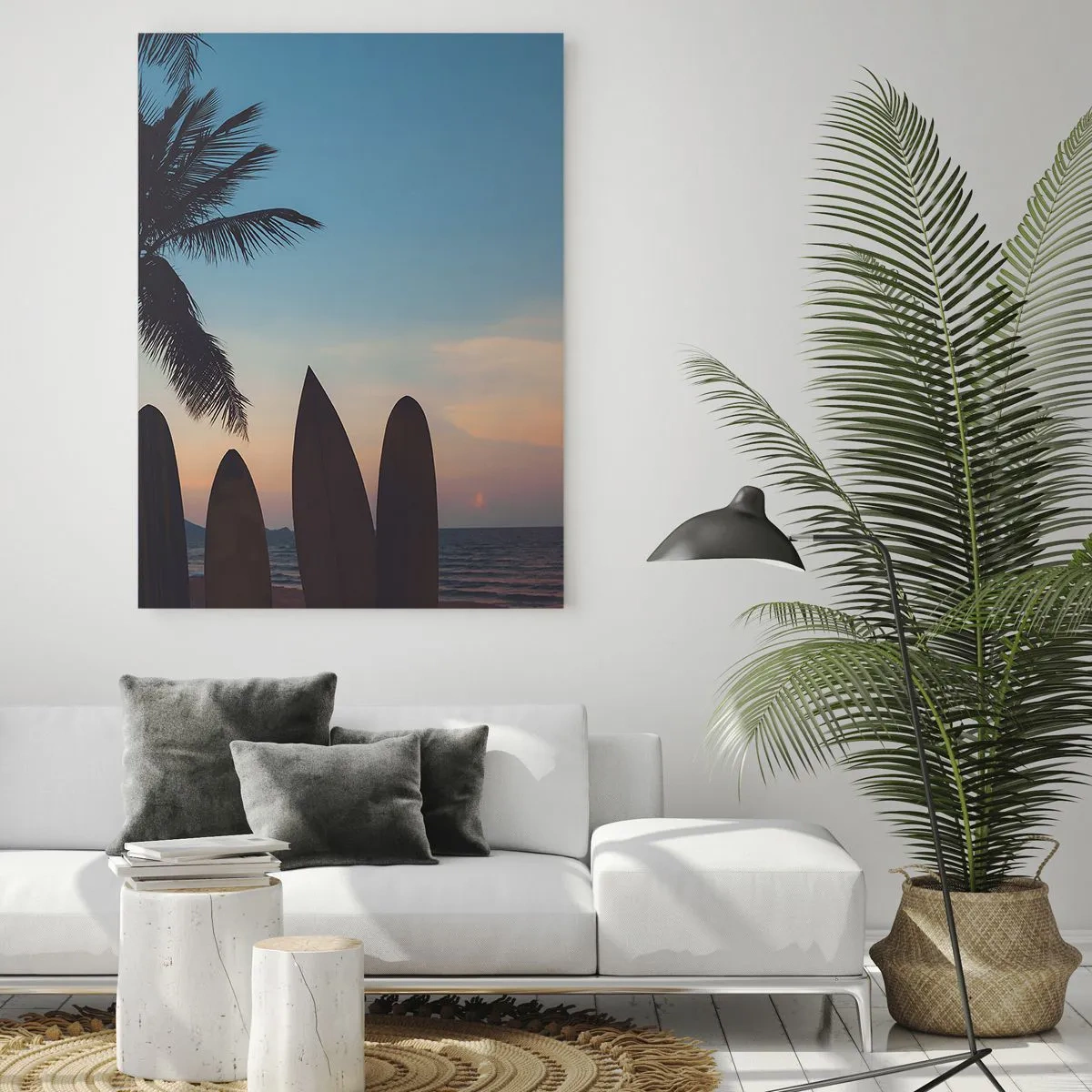 Obraz na szkle - Palma i deski surfingowe na plaży o zachodzie słońca - 50x70cm - Jutro też będzie zabawa - Nowoczesna dekoracja ścienna do salonu, kuchni i sypialni ARTTOR