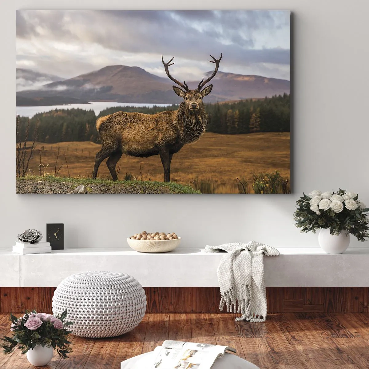 Obraz na płótnie - Jeleń na tle górskiego krajobrazu z jeziorami i lasem - 70x50cm - Majestat natury - Nowoczesna dekoracja ścienna do salonu i sypialni ARTTOR