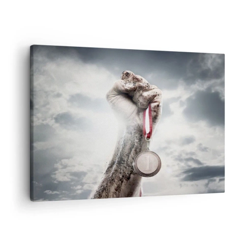 Obraz na płótnie - Ręka uniesiona w górę z medalem na tle pochmurnego nieba - 70x50cm - Per aspera ad astra - Nowoczesna dekoracja ścienna do salonu i sypialni ARTTOR