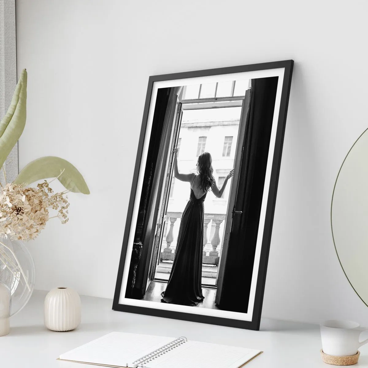 Plakat w czarnej ramie - Kobieta w długiej sukni stojąca w otwartym balkonie - 50x70cm - W wielkim stylu - Nowoczesna dekoracja ścienna do salonu i sypialni ARTTOR