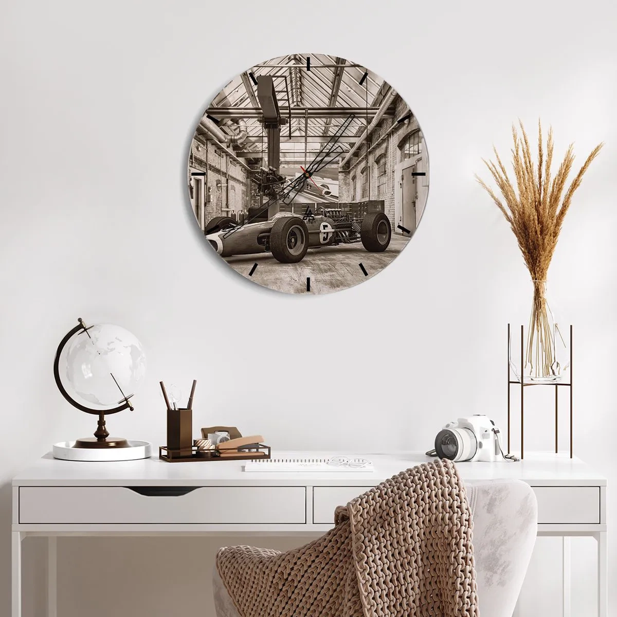Zegar ścienny - Klasyczny bolid wyścigowy w starej hali przemysłowej - 30x30cm - Odpoczynek zwycięzcy - Nowoczesna dekoracja ścienna do salonu, kuchni i sypialni ARTTOR