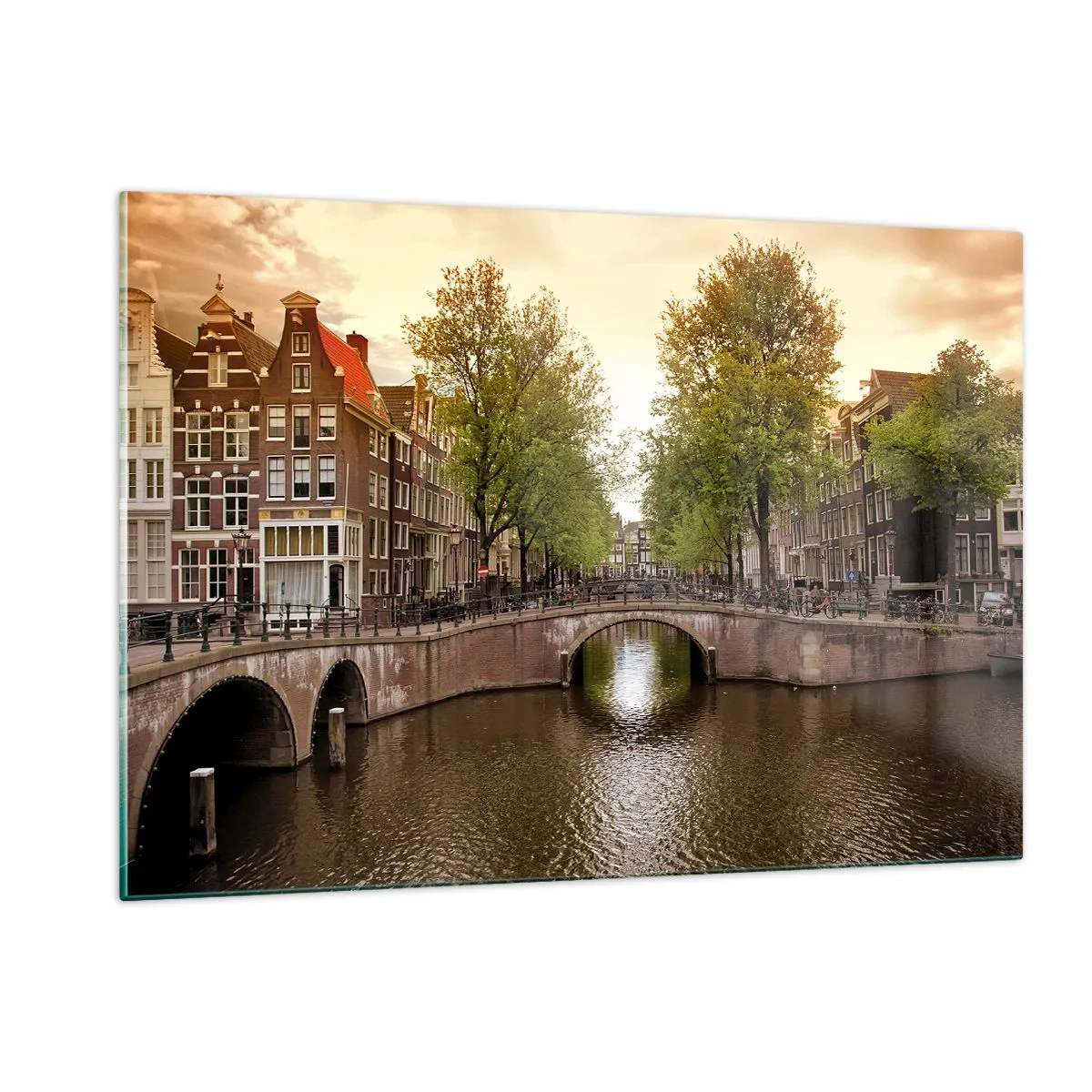 Obraz na szkle - Kanał i most w otoczeniu kamienic w Amsterdamie - 120x80cm - Łodzią czy rowerem? - Nowoczesna dekoracja ścienna do salonu, kuchni i sypialni ARTTOR