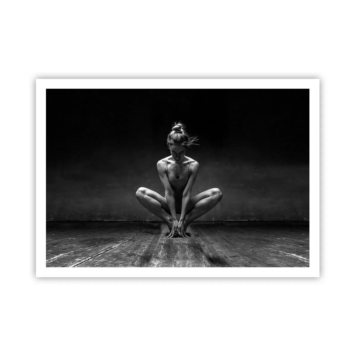 Plakat - Czarno-biały portret tancerki w pełnym skupieniu - 100x70cm - Skupienie tanecznej energii - Nowoczesna dekoracja ścienna do salonu i sypialni ARTTOR
