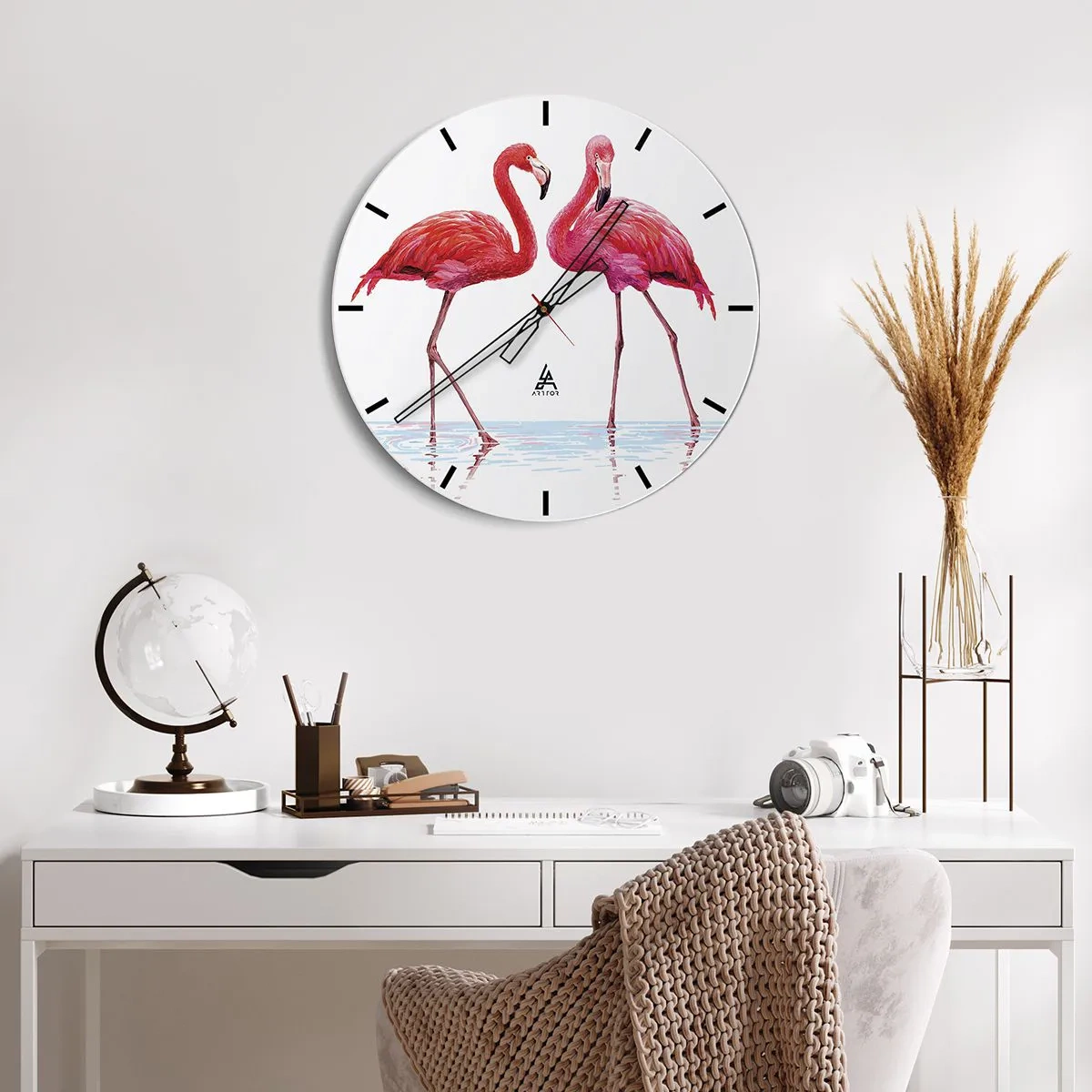 Zegar ścienny - Dwa różowe flamingi stojące w wodzie - 30x30cm - Różowe randez-vous - Nowoczesna dekoracja ścienna do salonu, kuchni i sypialni ARTTOR