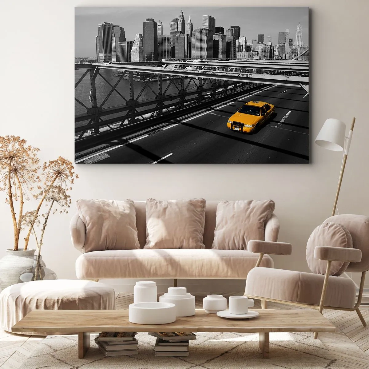 Obraz na płótnie - Żółta taksówka na moście z panoramą Nowego Jorku - 70x50cm - Kolor wielkiego miasta - Nowoczesna dekoracja ścienna do salonu i sypialni ARTTOR