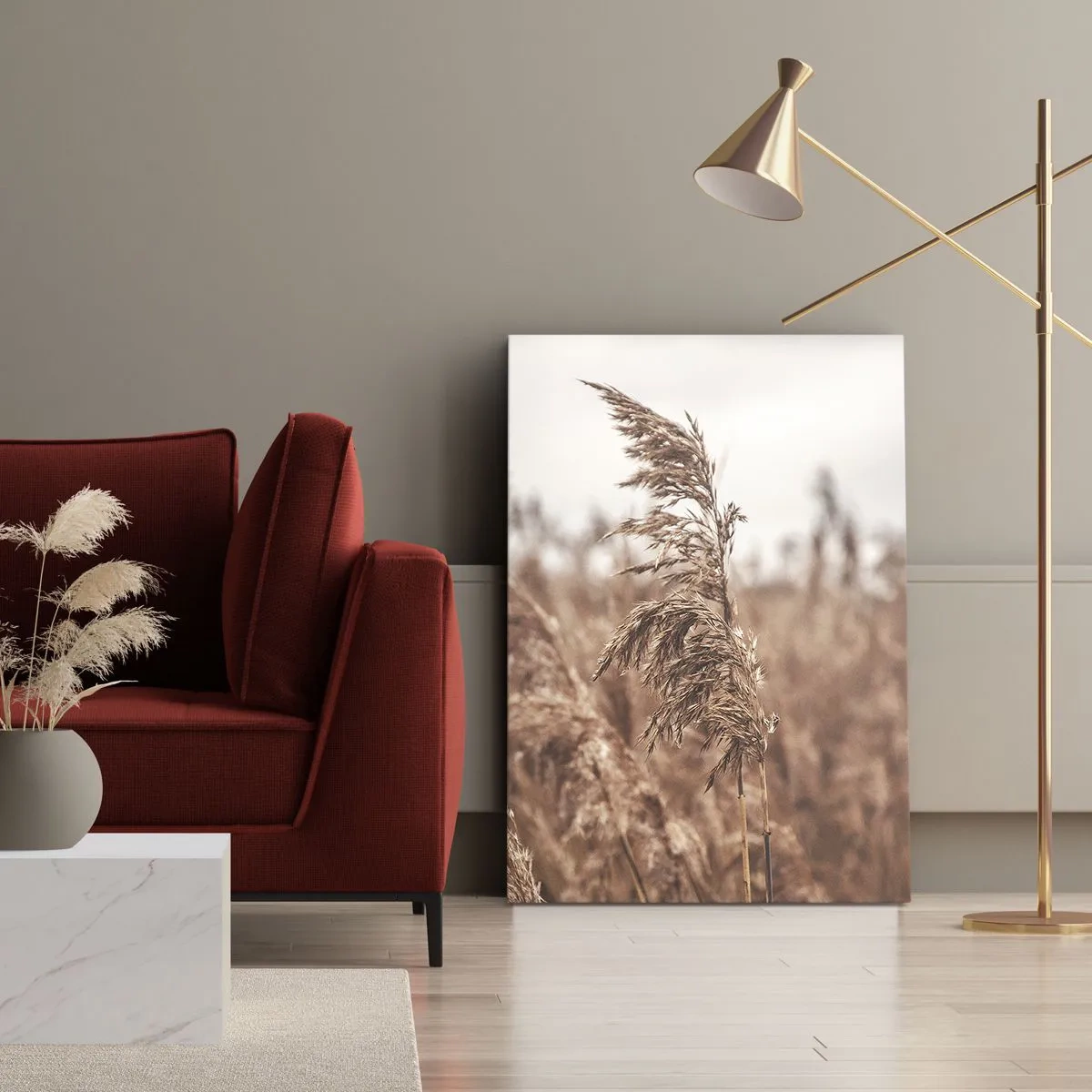 Obraz na płótnie - Kłos trzciny na tle rozmytego pola w ciepłych, beżowych odcieniach - 50x70cm - Na polach już jesień - Nowoczesna dekoracja ścienna do salonu, kuchni i sypialni ARTTOR