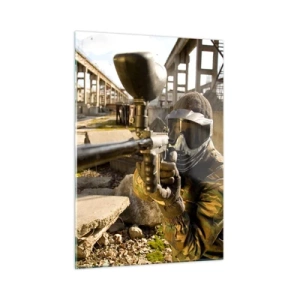 Obraz na szkle - Zawodnik paintballa w akcji w industrialnym otoczeniu - 50x70cm - I ty możesz zostać bohaterem - Nowoczesna dekoracja ścienna do salonu, kuchni i sypialni ARTTOR