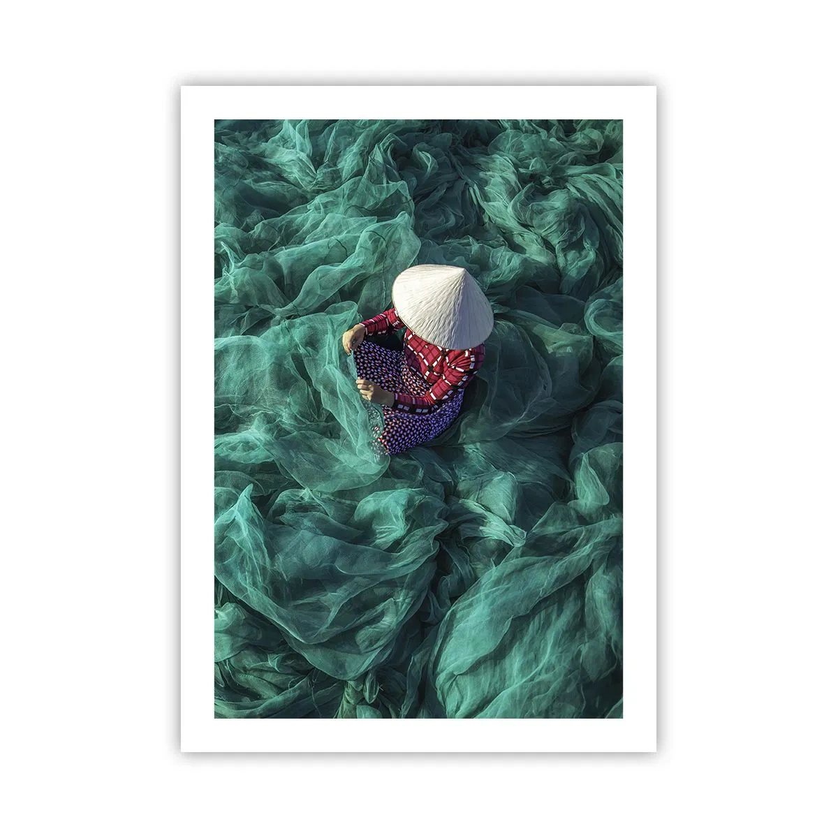 Plakat - Osoba w kapeluszu wśród zielonych sieci rybackich - 50x70cm - W morzu sieci - Nowoczesna dekoracja ścienna do salonu, kuchni i sypialni ARTTOR