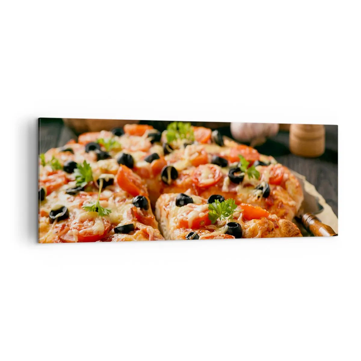 Obraz na płótnie - Pizza z pomidorami, oliwkami i świeżymi ziołami na stole - 140x50cm - Znów ci się upiekło - Nowoczesna dekoracja ścienna do salonu i sypialni ARTTOR