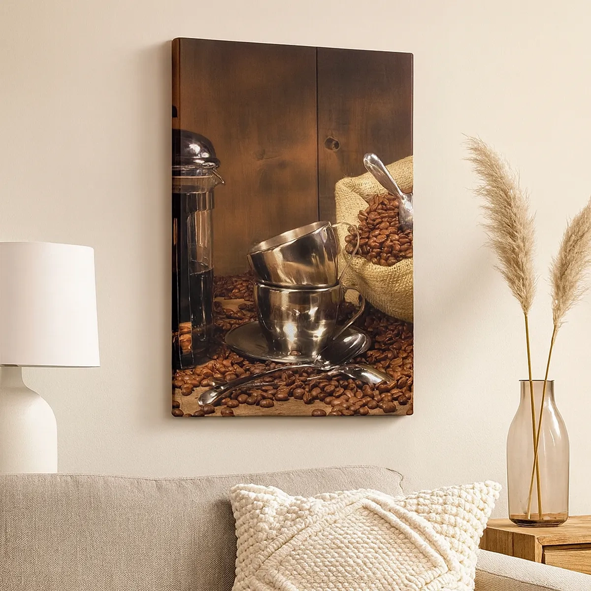 Obraz na płótnie - Kompozycja kawy z metalowymi filiżankami i ziarnami na drewnianym tle - 50x70cm - Czar kawy - aromat i smak - Nowoczesna dekoracja ścienna do salonu, kuchni i sypialni ARTTOR