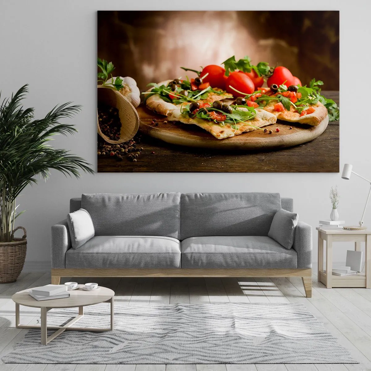 Obraz na szkle - Pizza na drewnianej desce z rukolą i pomidorkami - 100x70cm - Prosto z pieca i z ogrodu - Nowoczesna dekoracja ścienna do salonu, kuchni i sypialni ARTTOR